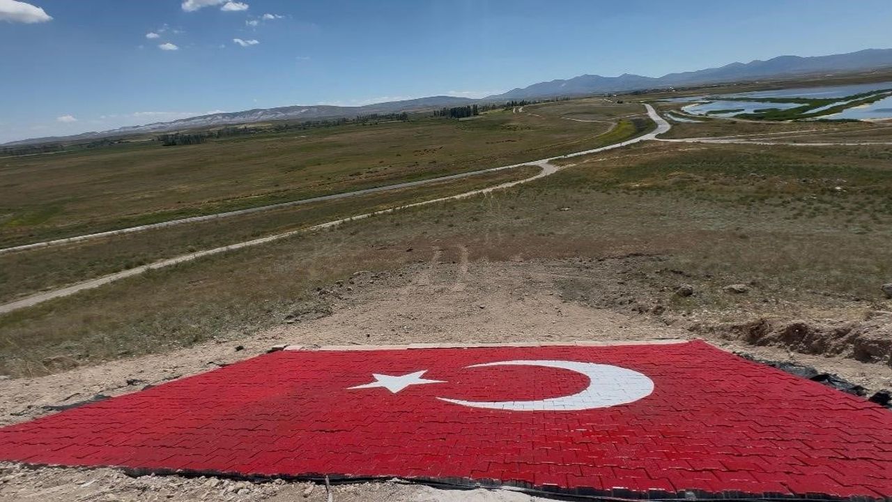 Eskişehirli gençler milli takıma destek için tepeye 54 metrekarelik Türk bayrağı nakşetti