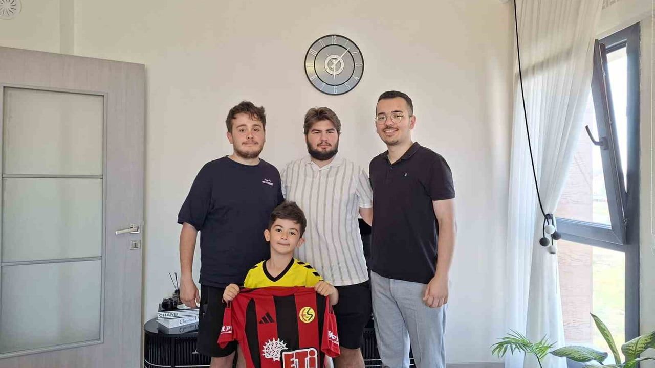 Eskişehirspor’un minik kahramanına Üni Nefer’den anlamlı ziyaret