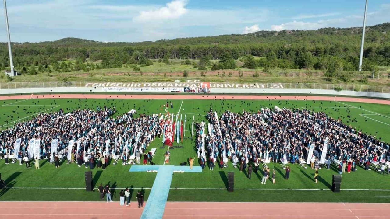 ESOGÜ'de mezuniyet törenleri: fakülte ve yüksekokul öğrencileri diplomalarını aldı