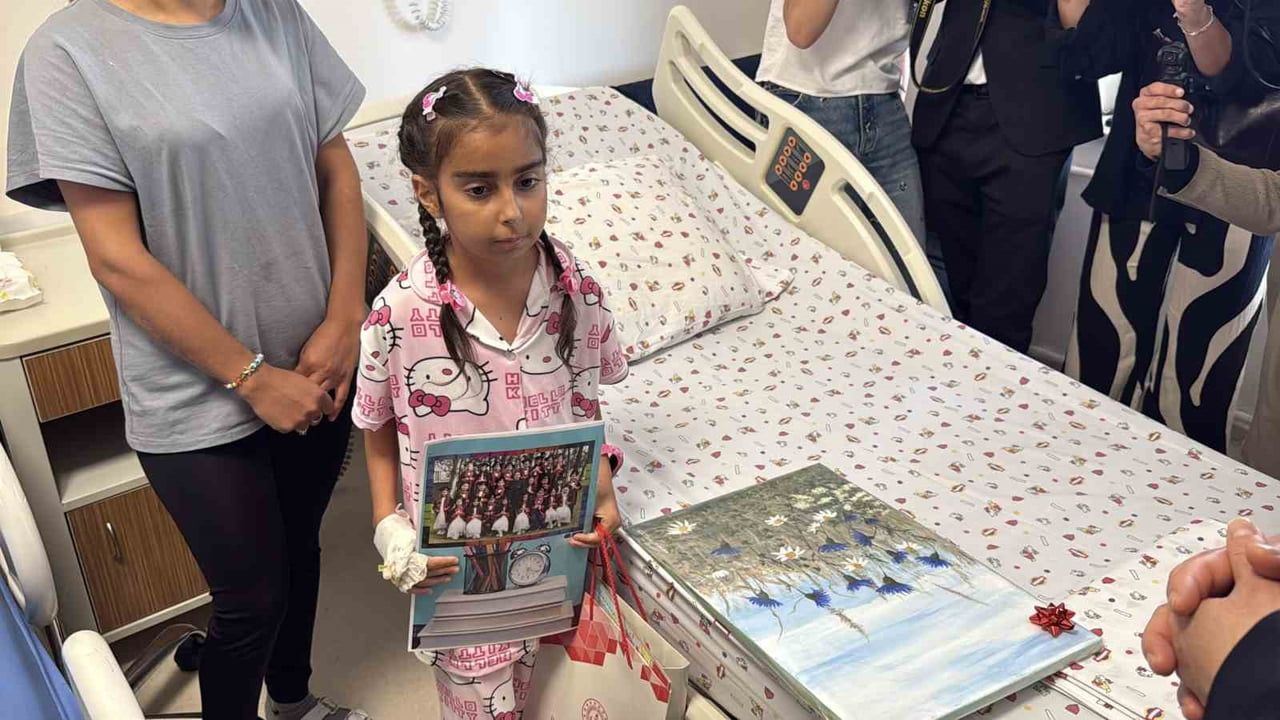 ESOGÜ hastanesinde tedavi gören öğrenciler sınıf ve odalarda karne sevinci yaşadı