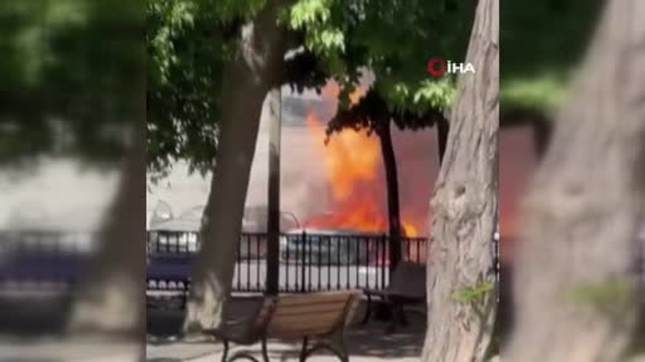 Eyüpsultan'da park halindeki araç yangını itfaiye ekiplerince söndürüldü
