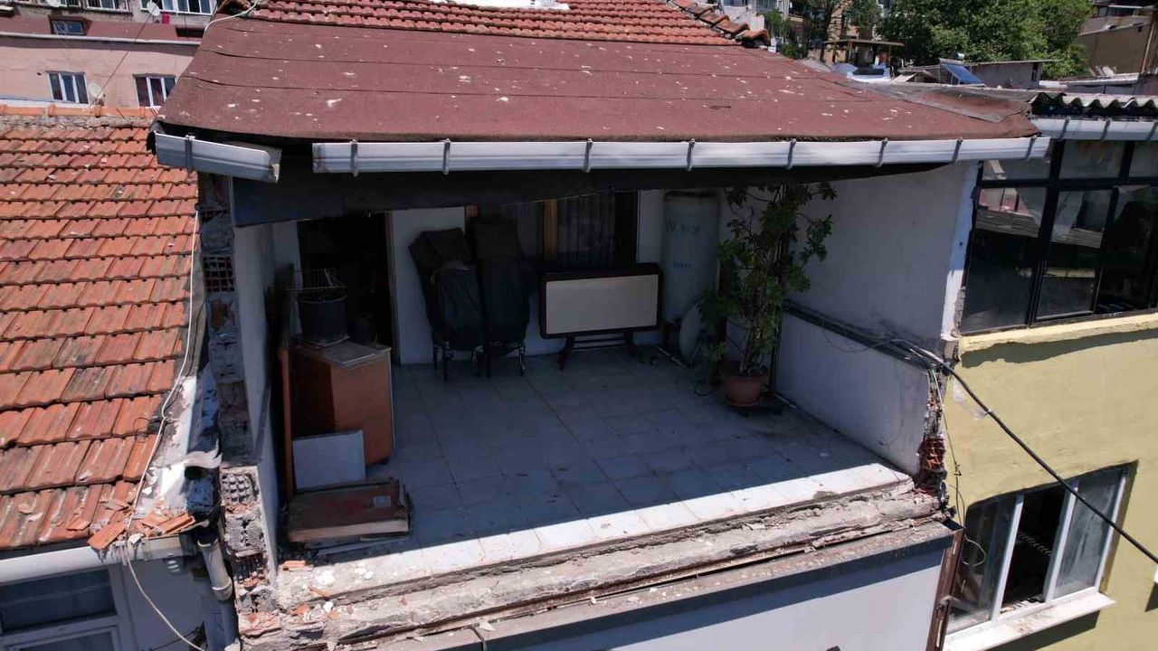 Fatih Laleli’de binadan kopan beton ve metal parçalar düüştü