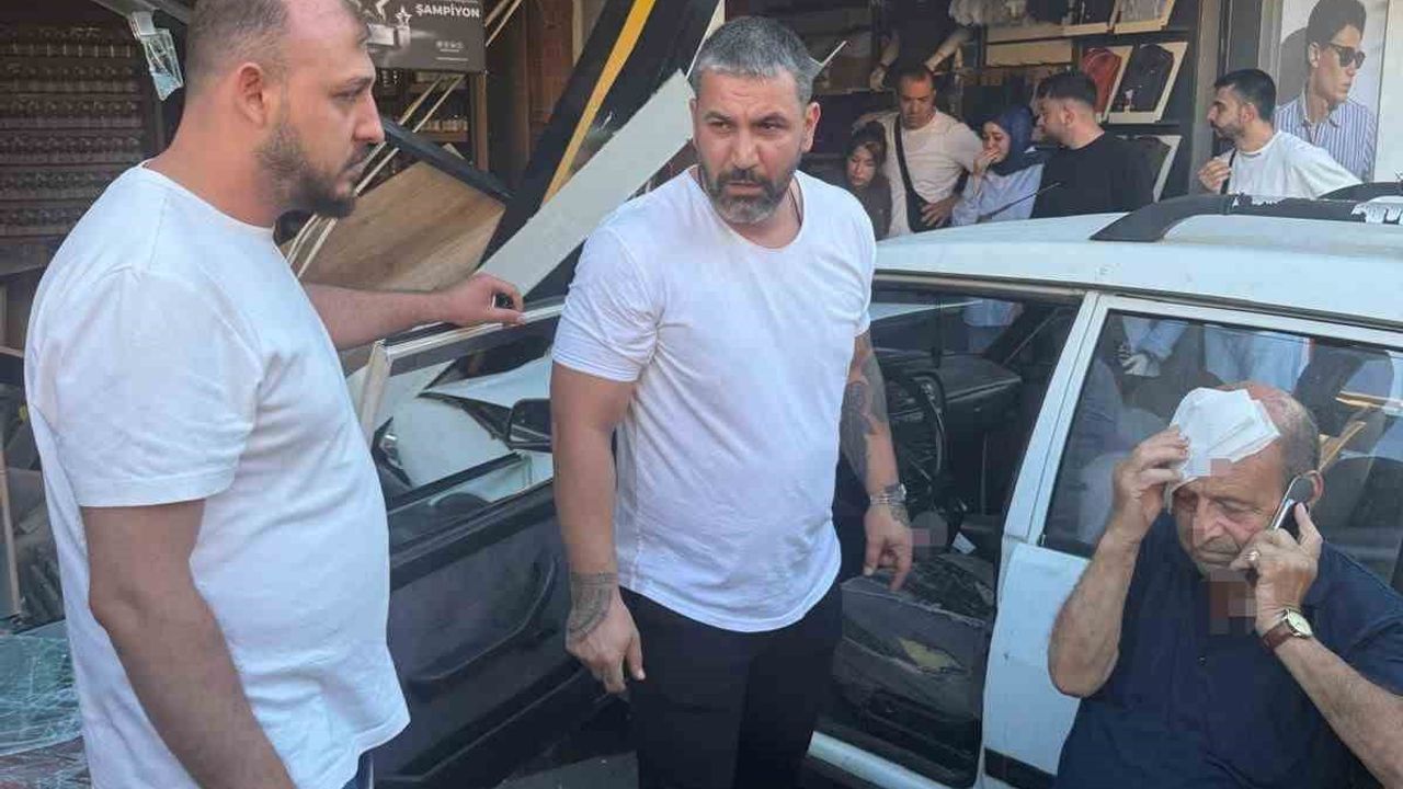 Fatih'te kontrolünü kaybeden otomobil iki iş yerine çarptı: 1 yaralı