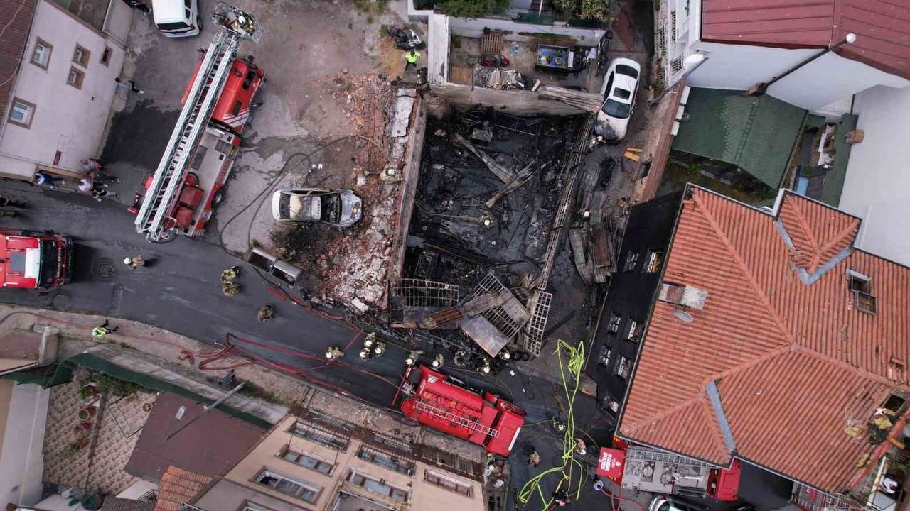 Fatih’te motosiklet tamirhanesinde yangın: iş yeri ve araçlar küle döndü