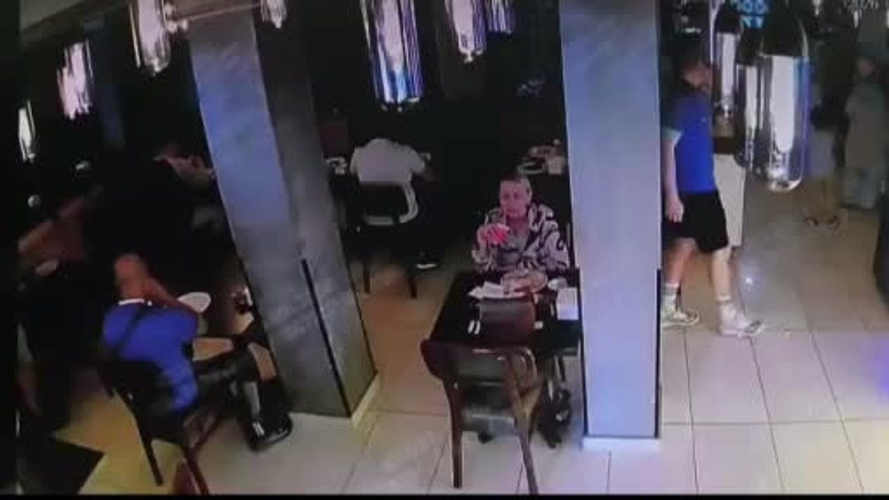 Fatih’te otel restoranında turistin çantası çalındı, şüpheli yakalandı