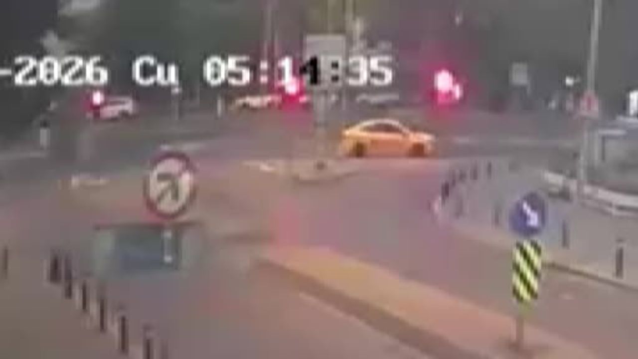 Fatih’te üç motosikletin karıştığı kaza: 5 yaralı, kaza anı güvenlik kamerasında