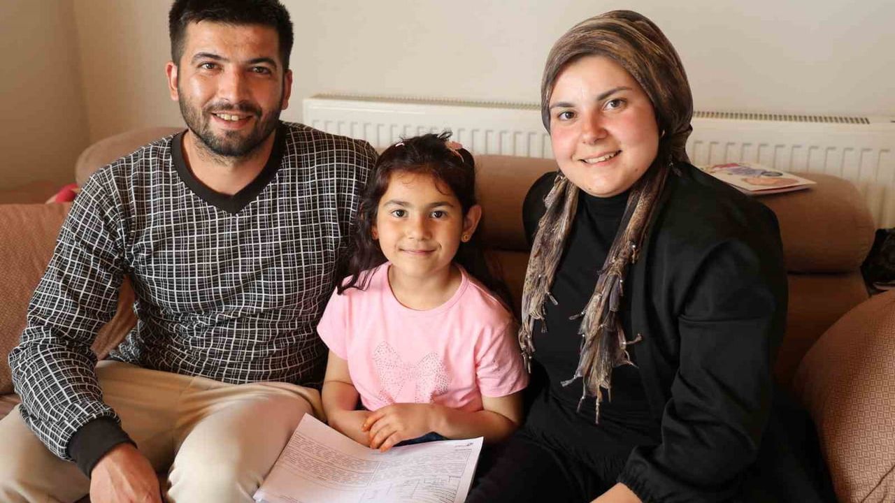 Feke'de 35 öğrencinin karneleri evde teslim edildi, minik Öykü sevinç yaşadı