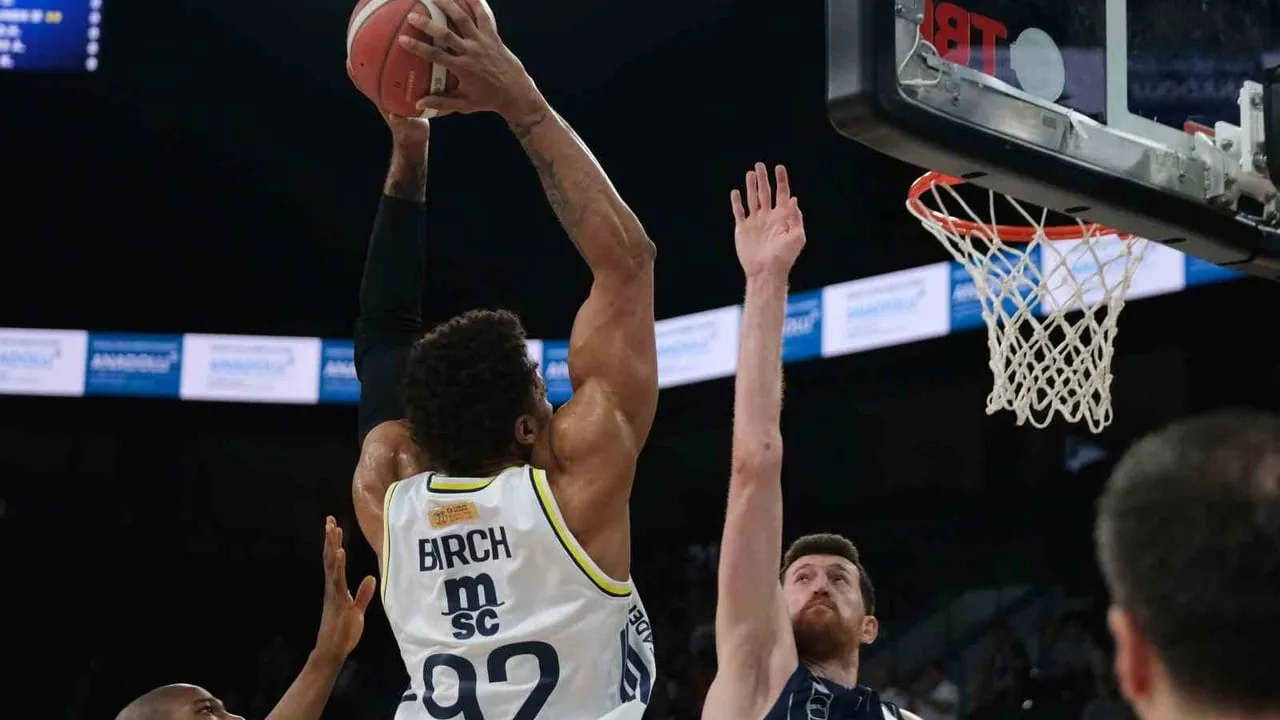 Fenerbahçe Beko, A. Efes'i 102-93 yenerek finale çıktı
