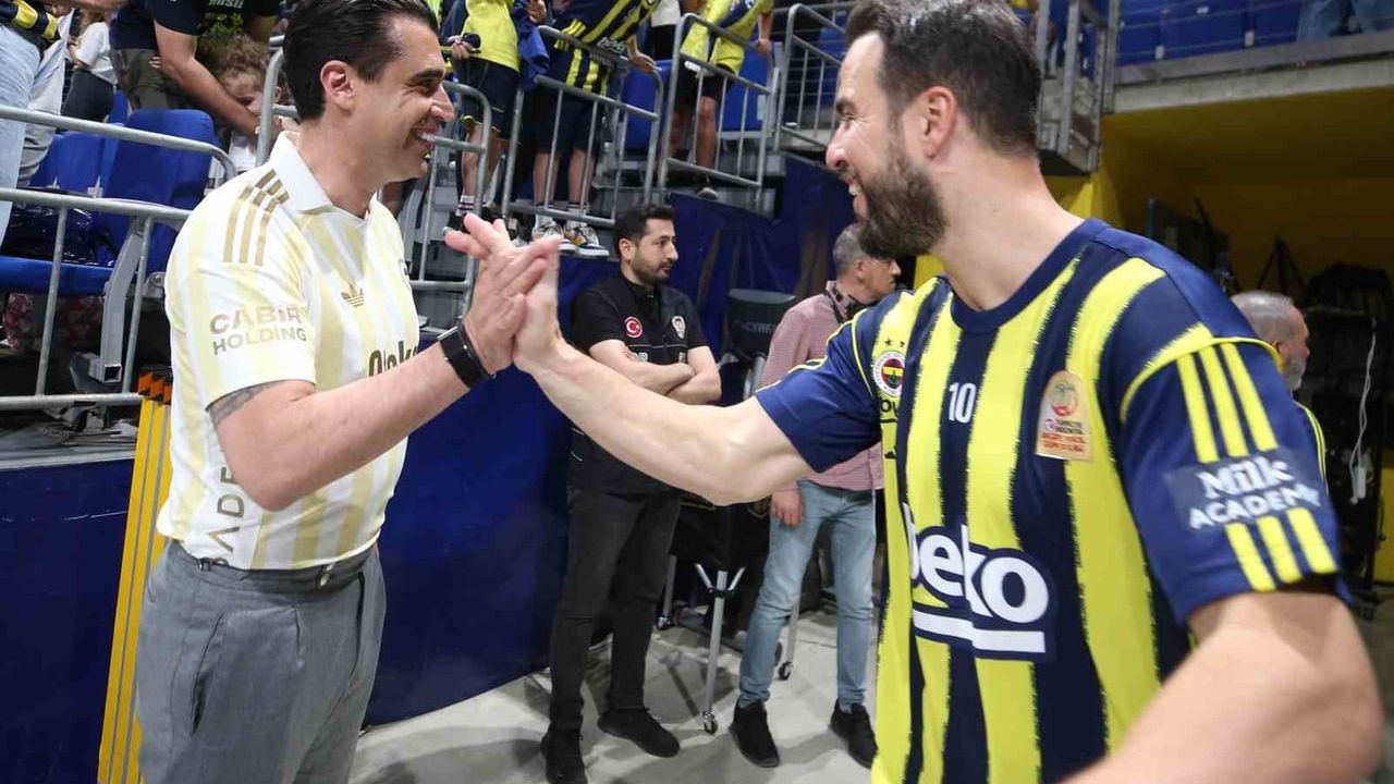 Fenerbahçe Beko, A. Efes'i 73-72 yenerek play-off yarı finalinde 2-0 öne geçti