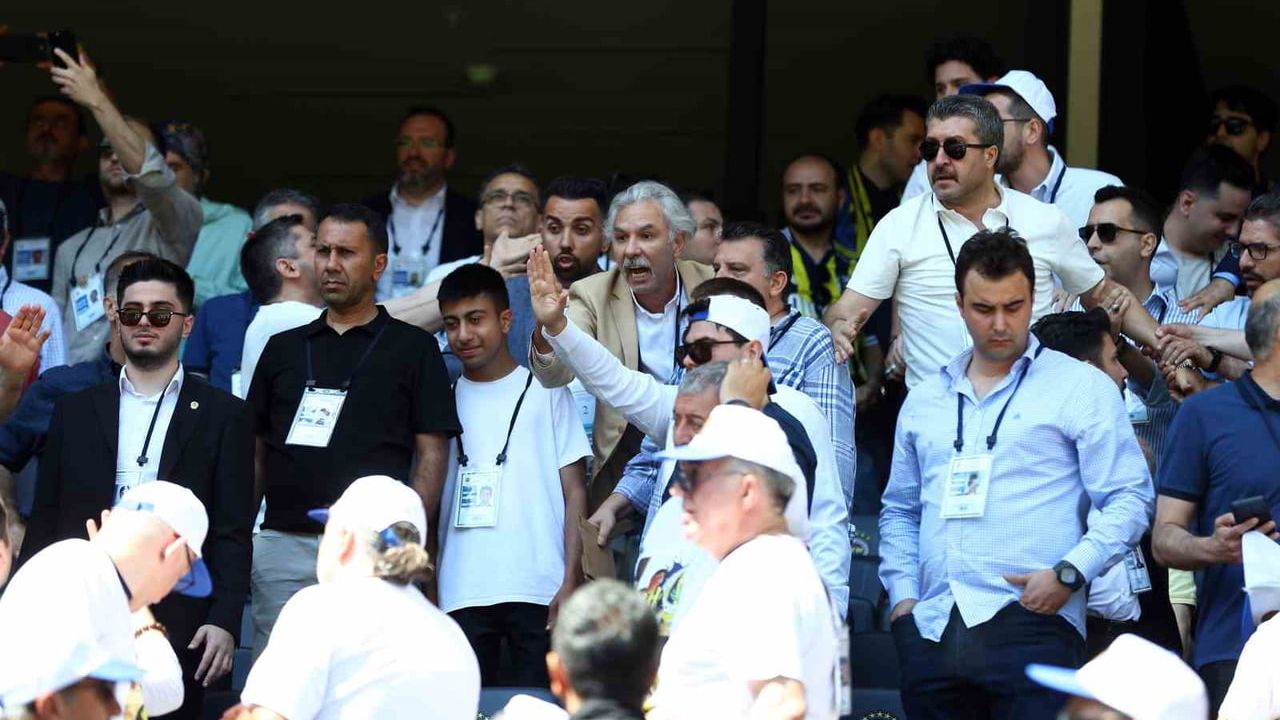 Fenerbahçe'de olağanüstü seçimli genel kurulda aday destekçileri arasında kısa süreli gerginlik