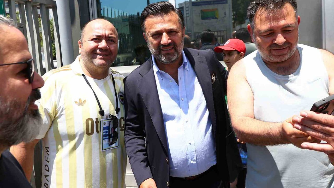Fenerbahçe Olağanüstü Genel Kurulu'nda eski sporcular ve ünlüler sandık başındaydı