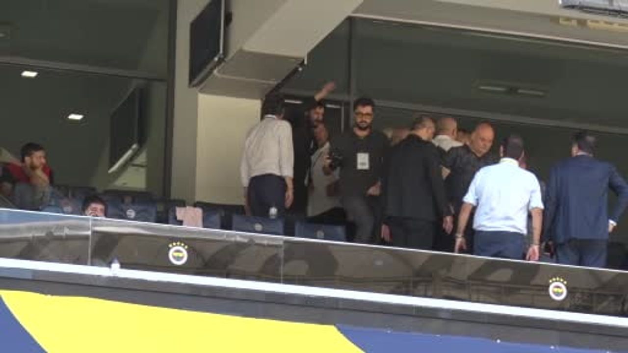 Fenerbahçe Olağanüstü Genel Kurulu'nda Tezahüratlar Nedeniyle Kongreye Ara Verildi