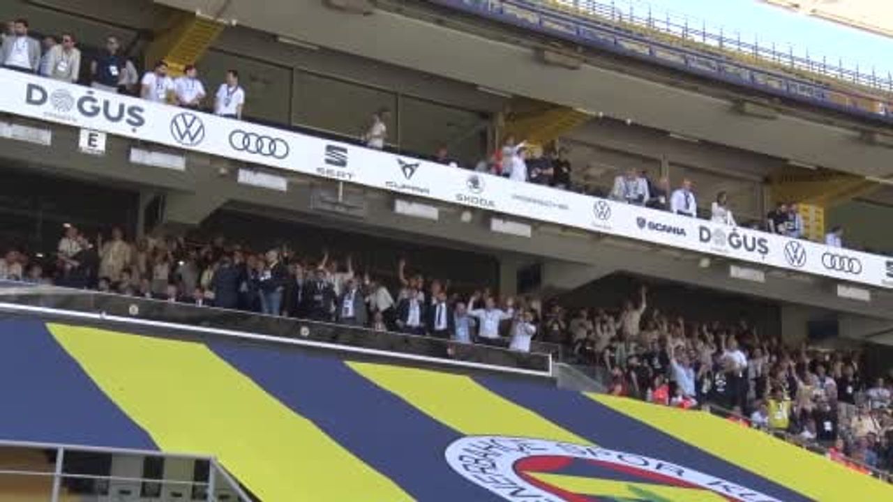 Fenerbahçe Olağanüstü Seçimli Genel Kurulunda Arbede: Aziz Yıldırım Tezahüratlara Tepki Gösterdi