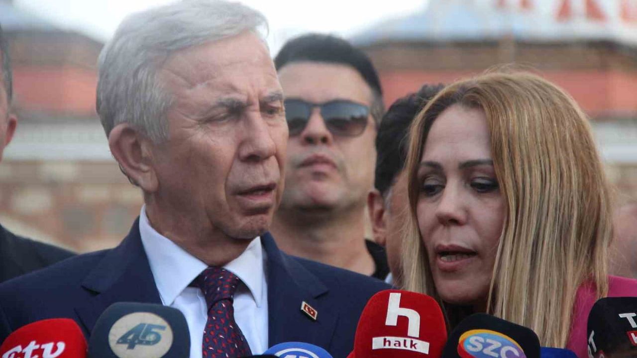 Ferdi Zeyrek, ölümünün birinci yılında Hatuniye Camii'nde düzenlenen mevlid programıyla anıldı