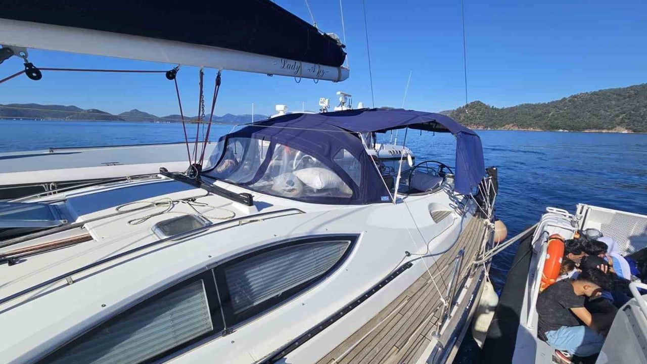 Fethiye Göcek açıklarında yelkenli teknede operasyon: 31 düzensiz göçmen ve 1 şüpheli yakalandı