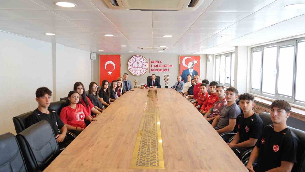 Fethiye Gülşen Gökçe Spor Lisesi şampiyon öğrencileri İl Milli Eğitim Müdürü Emre Çay ile buluştu