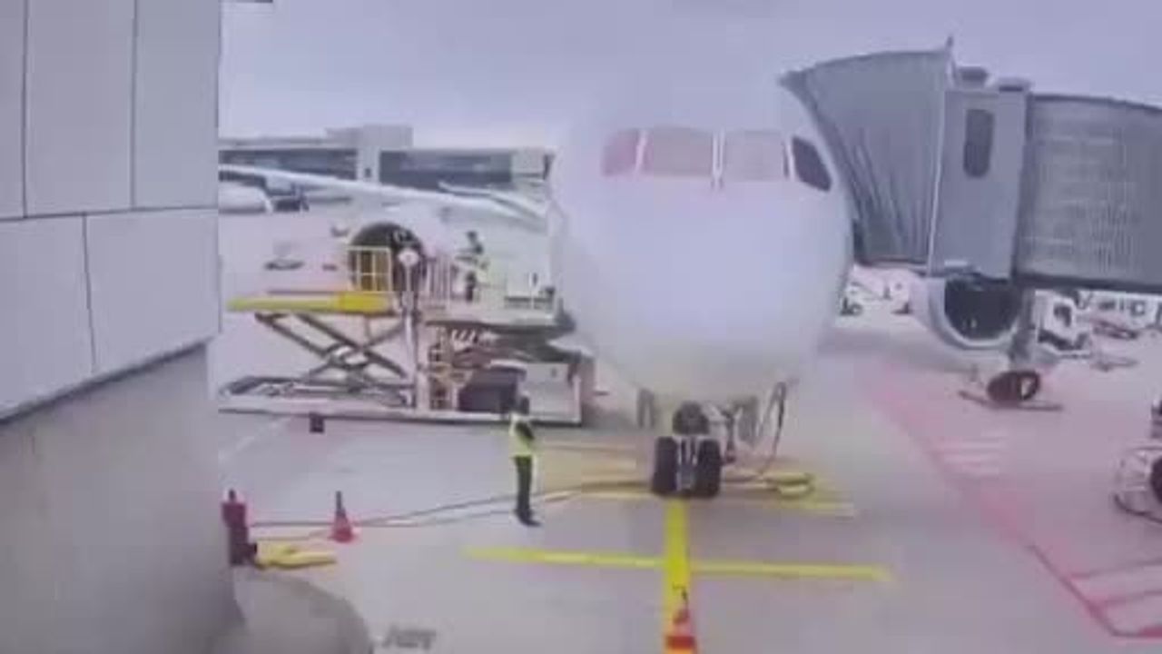 Frankfurt Havalimanı'nda Lufthansa'ya Ait Boeing 787'in Ön İniş Takımı Apronda Çöktü