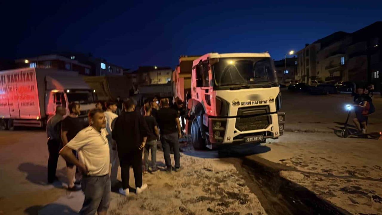 Freni boşalan kamyon, park halindeki iki kamyona çarparak parka iki metre kala durdu