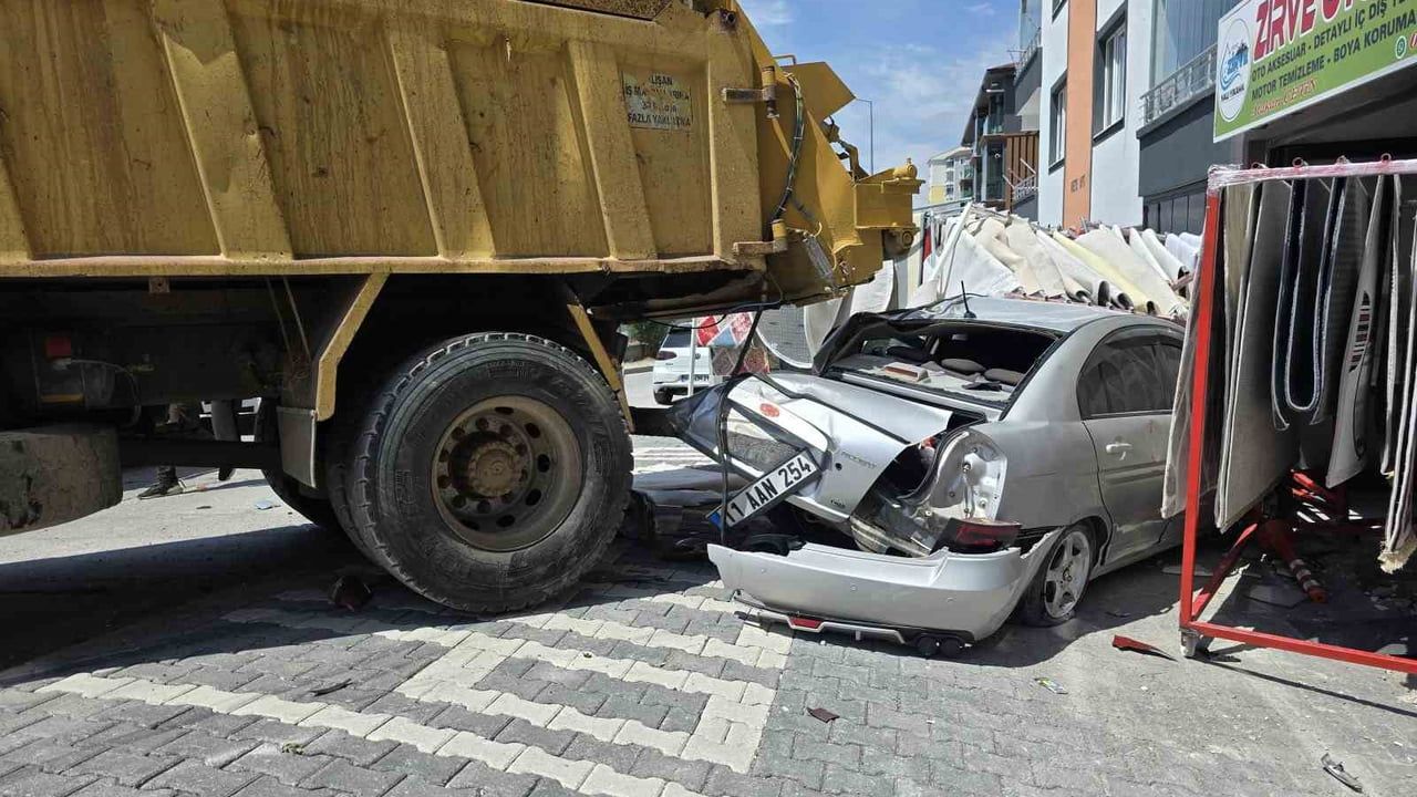 Freni tutmayan kamyon 4 araca çarptı