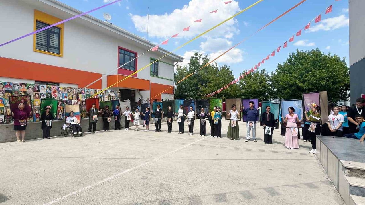 Frida Kahlo'nun eserleri Bursa'da canlı tabloya dönüştü