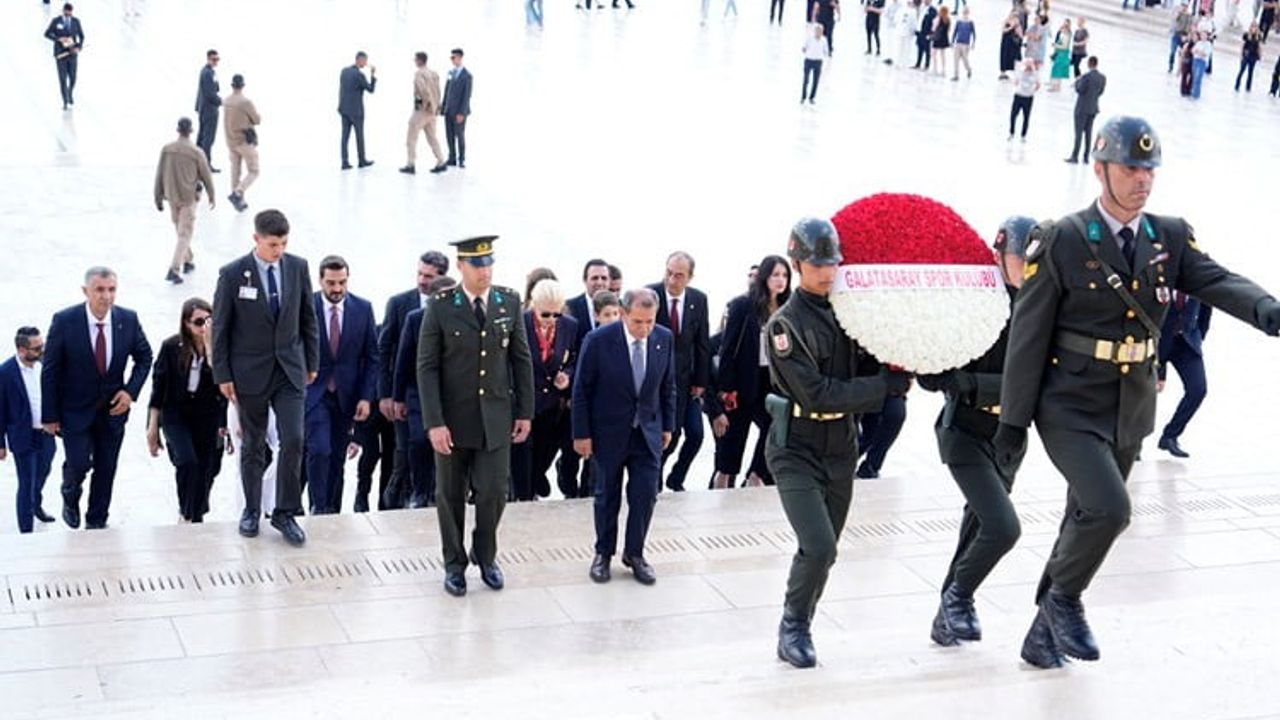 Galatasaray Başkanı Dursun Özbek ve Yönetimi Anıtkabir’i Ziyaret Etti