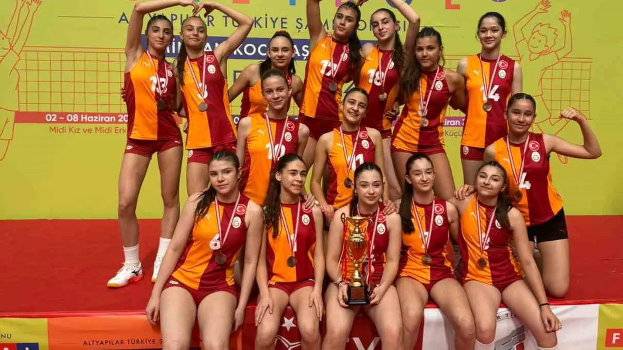 Galatasaray midi kız voleybol takımı Türkiye üçüncüsü oldu