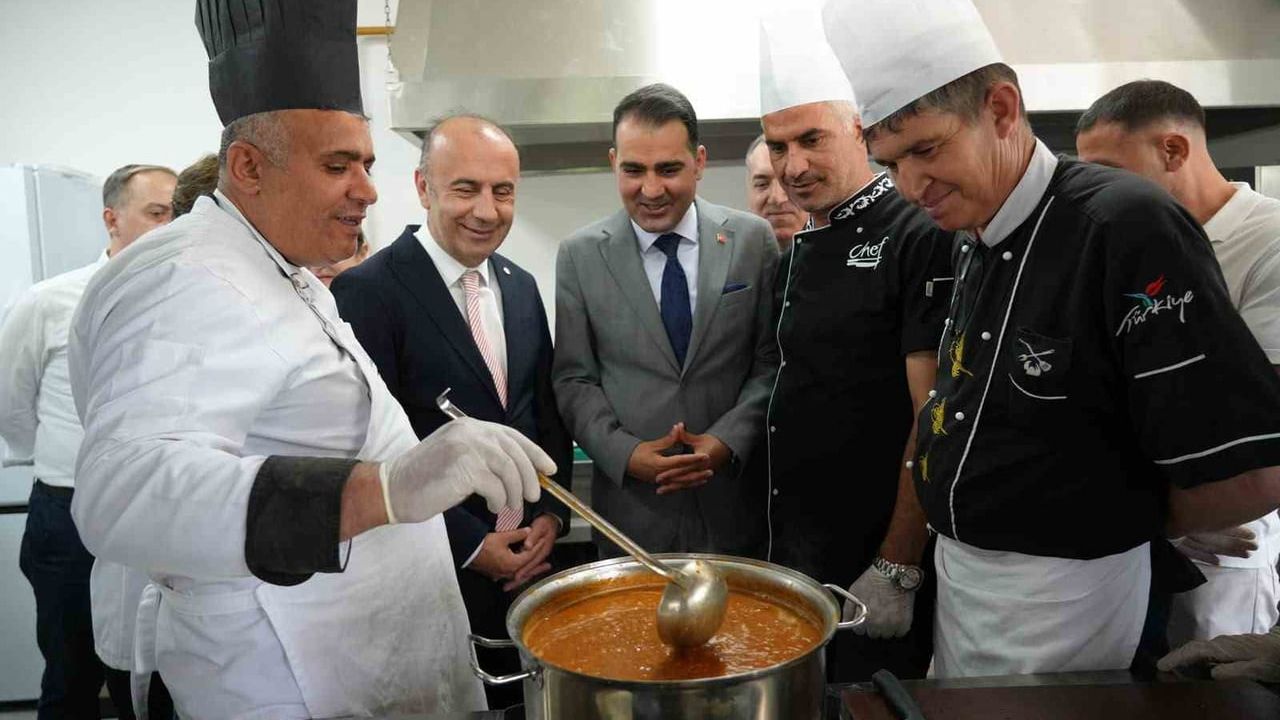 GAP Başkanı Hasan Maral, Adıyaman Üniversitesi'nde "Adıyaman Gastronomi Atlası" uygulamalı eğitimlerini inceledi