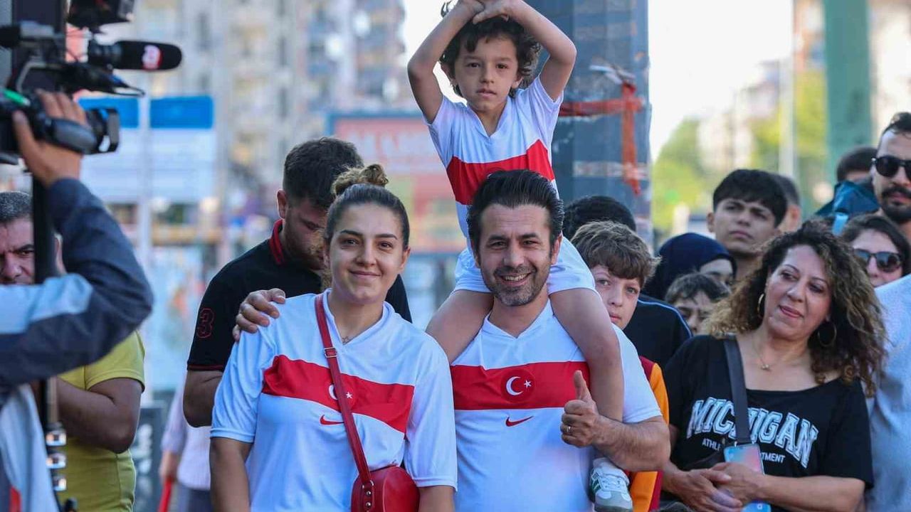 Gazi şehirliler milli heyecanı üniversite meydanında yaşadı