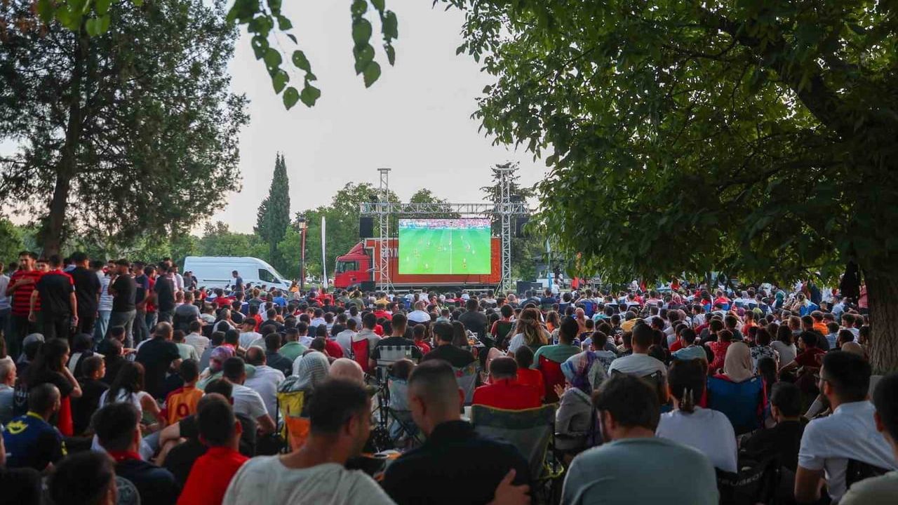 Gaziantep Büyükşehir Belediyesi milli heyecana ortak oluyor