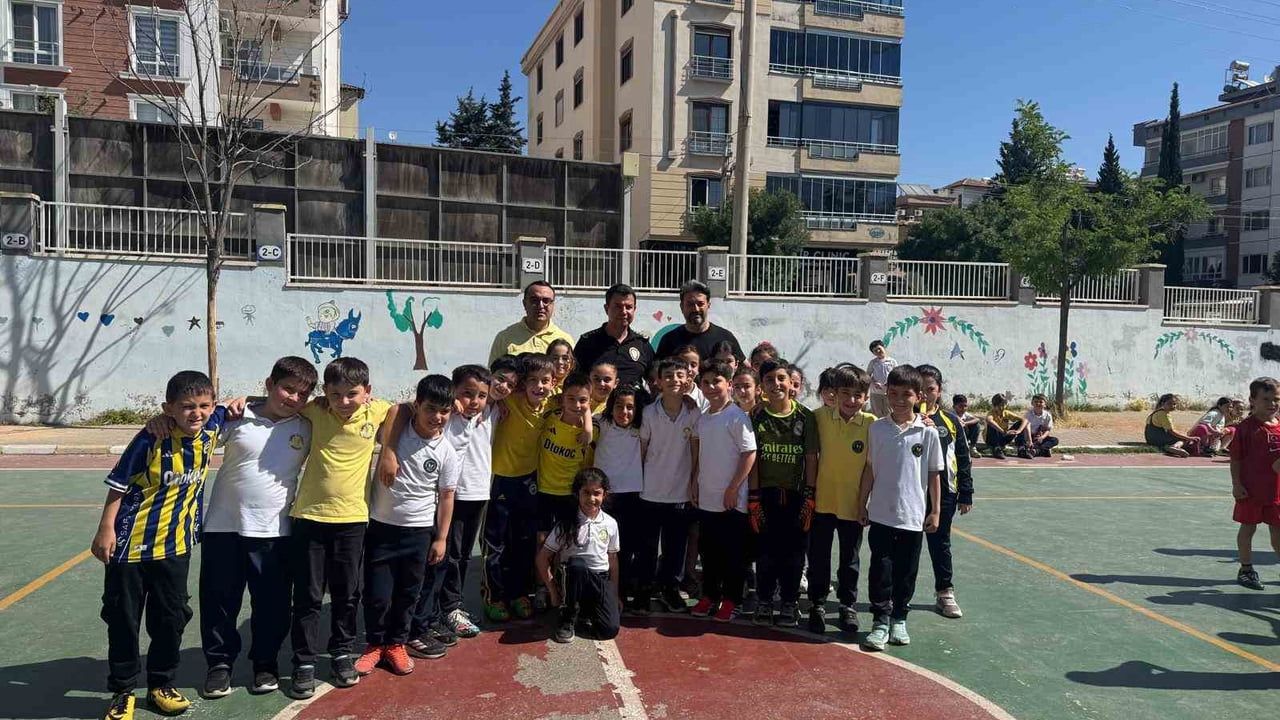Gaziantep Emniyet Müdürü Celal Özcan Şehitkamil Empati İlkokulu’nda Öğrencilerle Futbol Oynadı