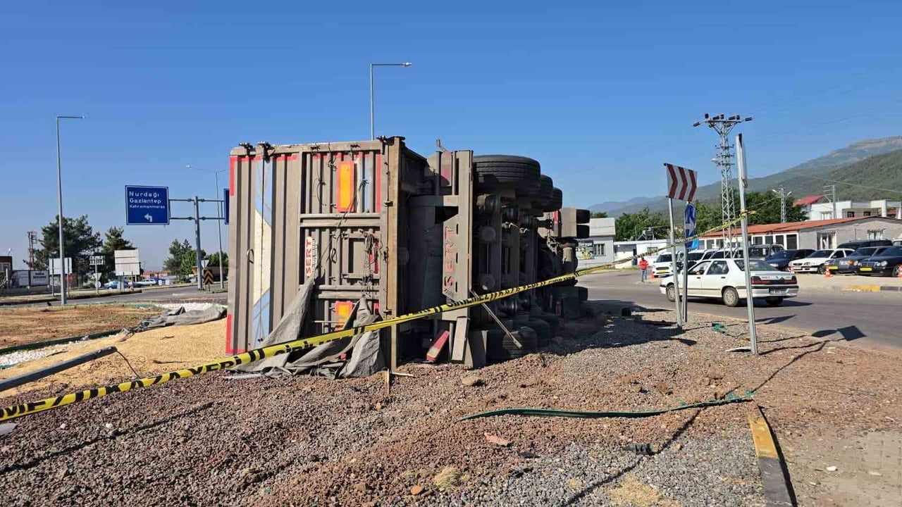 Gaziantep İslahiye'de arpa yüklü tır kavşakta yan yattı, sürücü hafif yaralandı