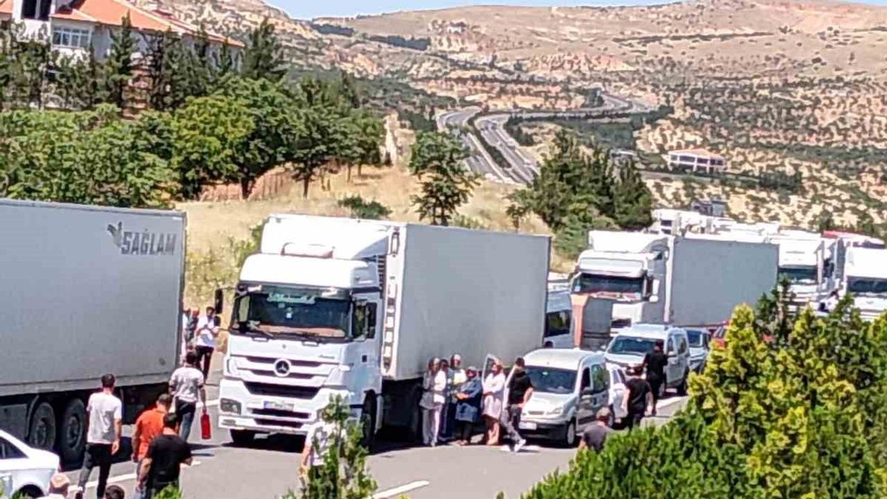 Gaziantep-Nizip Otoyolu'nda muz yüklü tır devrildi: sürücü yaralandı