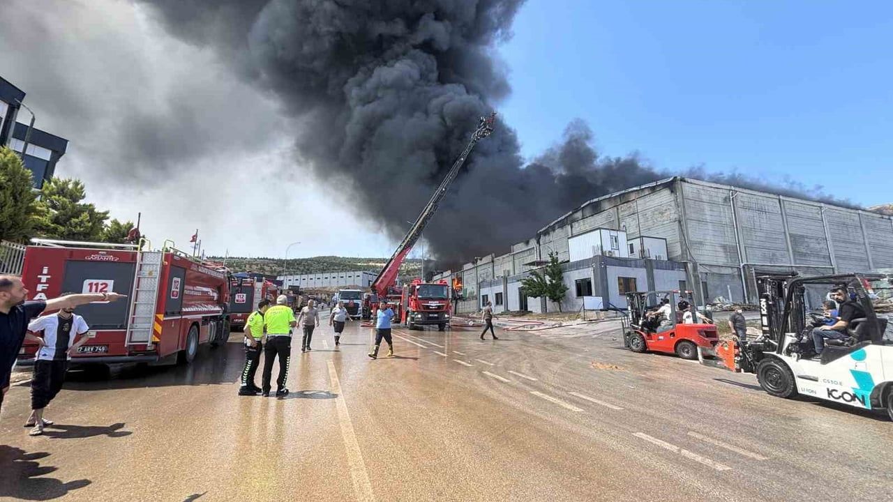 Gaziantep’te 5. Organize Sanayi Bölgesi'ndeki tekstil fabrikasında yangın — ekiplerin müdahalesi sürüyor