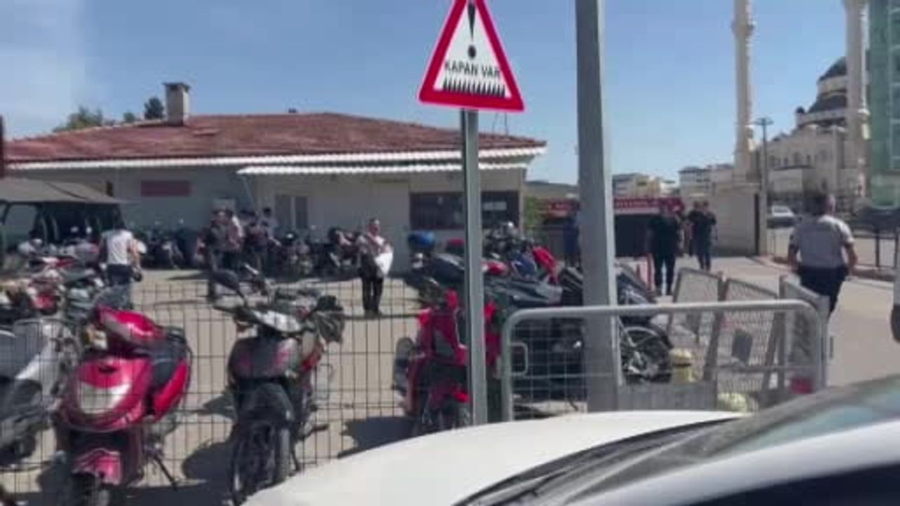 Gaziantep'te cezaevi önünde silahlı saldırı: İki kişi ayaklarından yaralandı