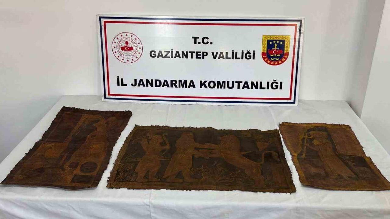 Gaziantep’te jandarma operasyonunda İbranice altın yazmalı 3 tarihi eser tablo ele geçirildi, 2 şüpheli gözaltına alındı