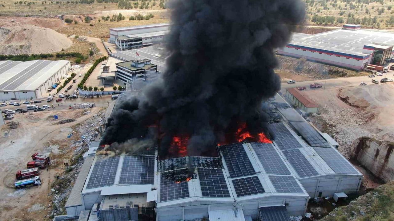 Gaziantep'te Molhan Tekstil Fabrikasında Büyüyen Yangın, Dron Görüntüleriyle Kaydedildi