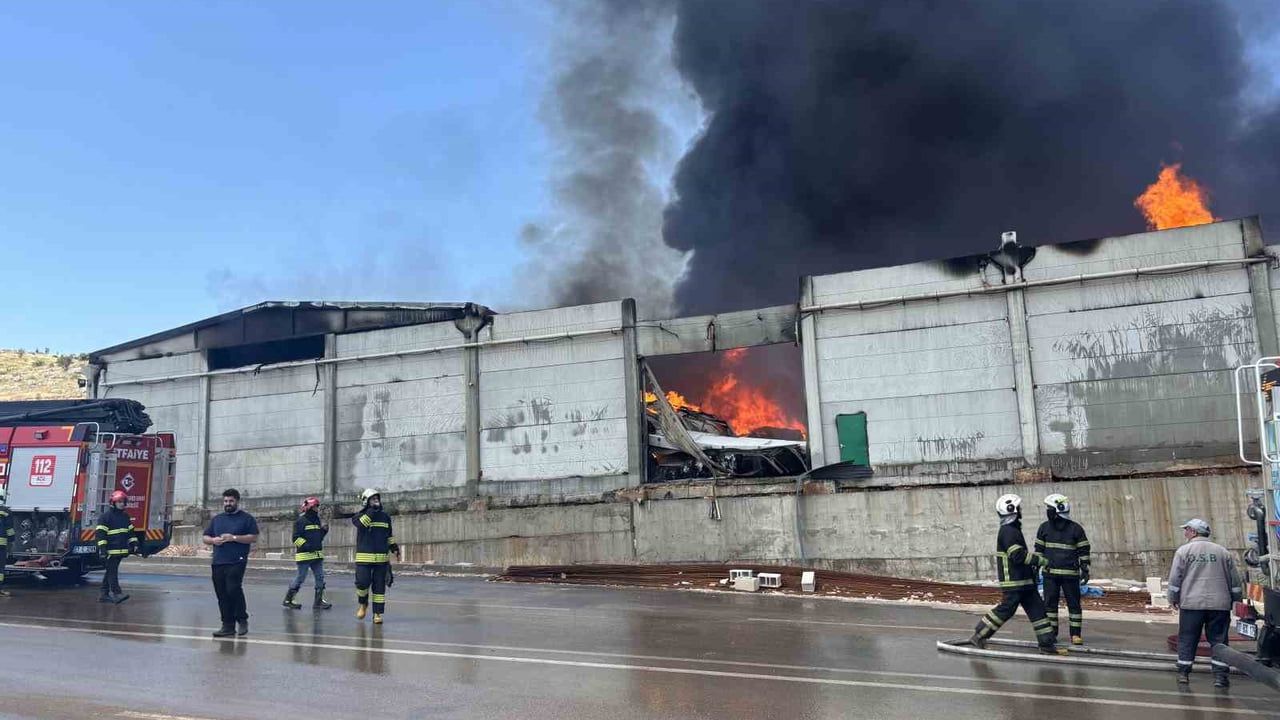 Gaziantep'te Molhan Tekstil fabrikasında yangın — müdahale sürüyor