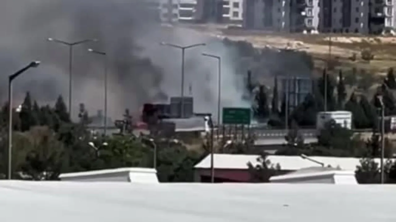 Gaziantep'te saman balyası yüklü tırın dorsesinde yangın