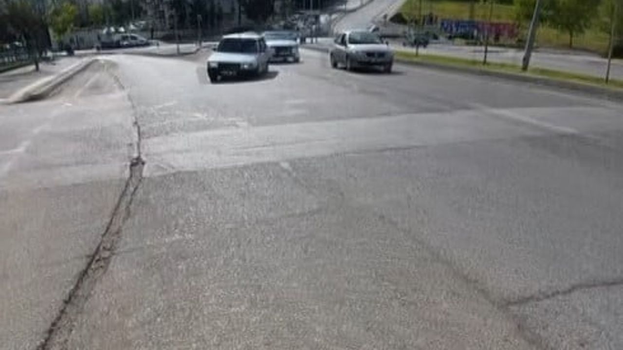 Gaziantep'te seyir halindeki otomobilin lastiği yerinden çıktı