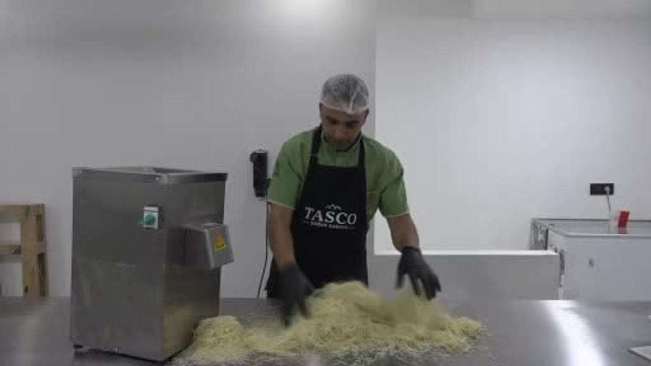 Gaziantep'te sütlü ve bol Antep fıstıklı soğuk kadayıf ilgi gördü