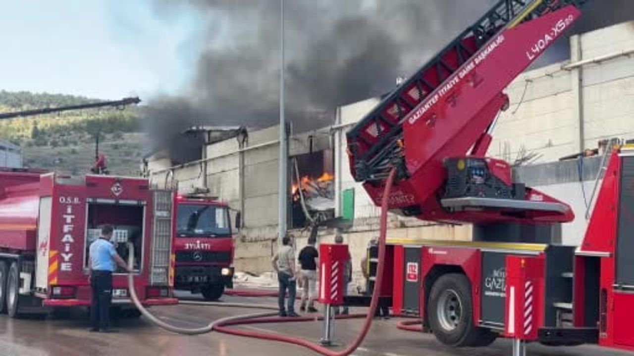 Gaziantep'te tekstil fabrikasında yangın — ekiplerin müdahalesi sürüyor