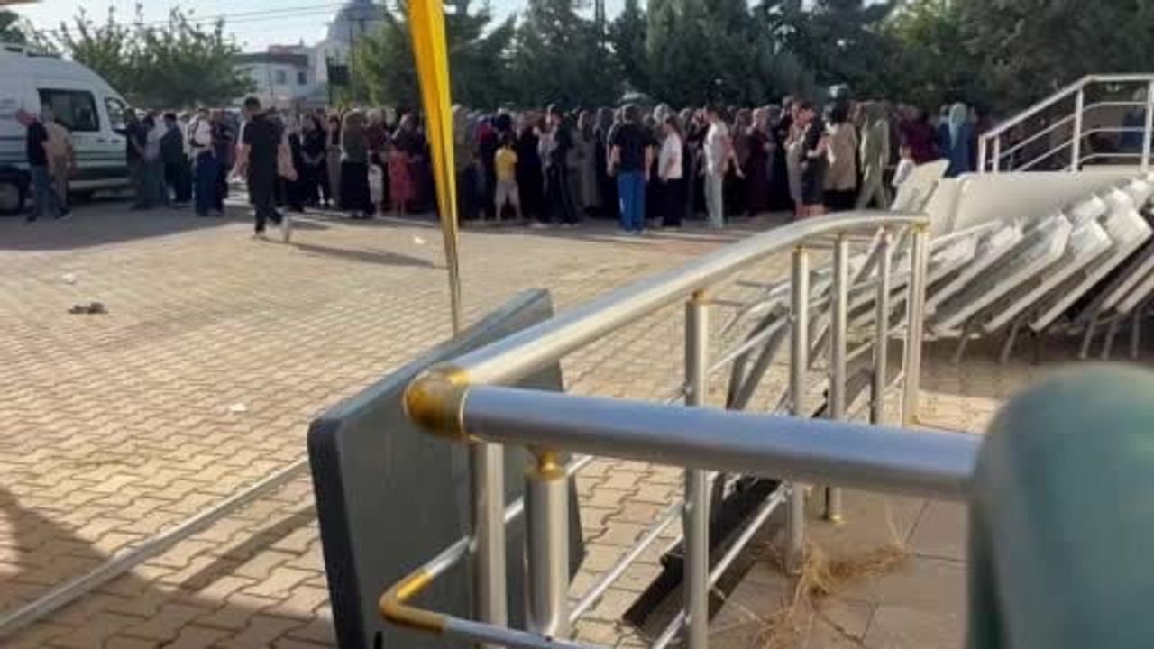 Gaziantep'te YKS'ye yetişmeye çalışırken tır çarpan otomobilde ölen genç defnedildi