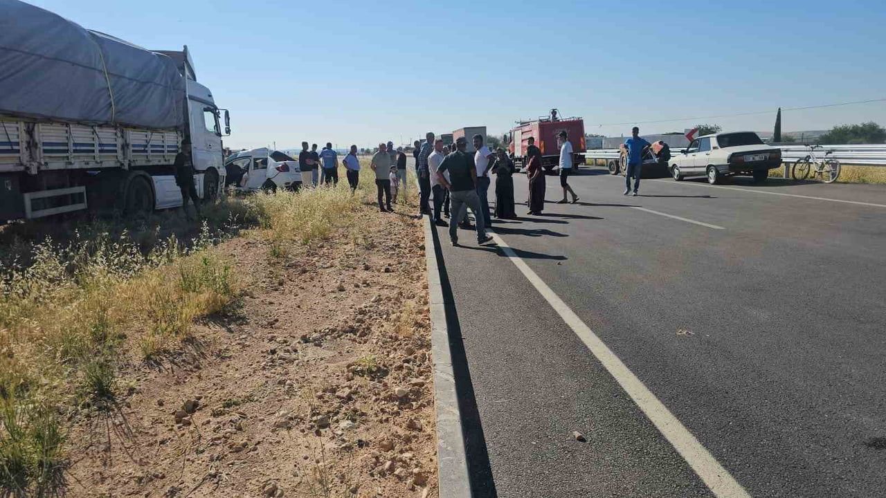 Gaziantep’te YKS yoluna giderken tır ile çarpışan otomobilde 2 öğrenci yaralandı