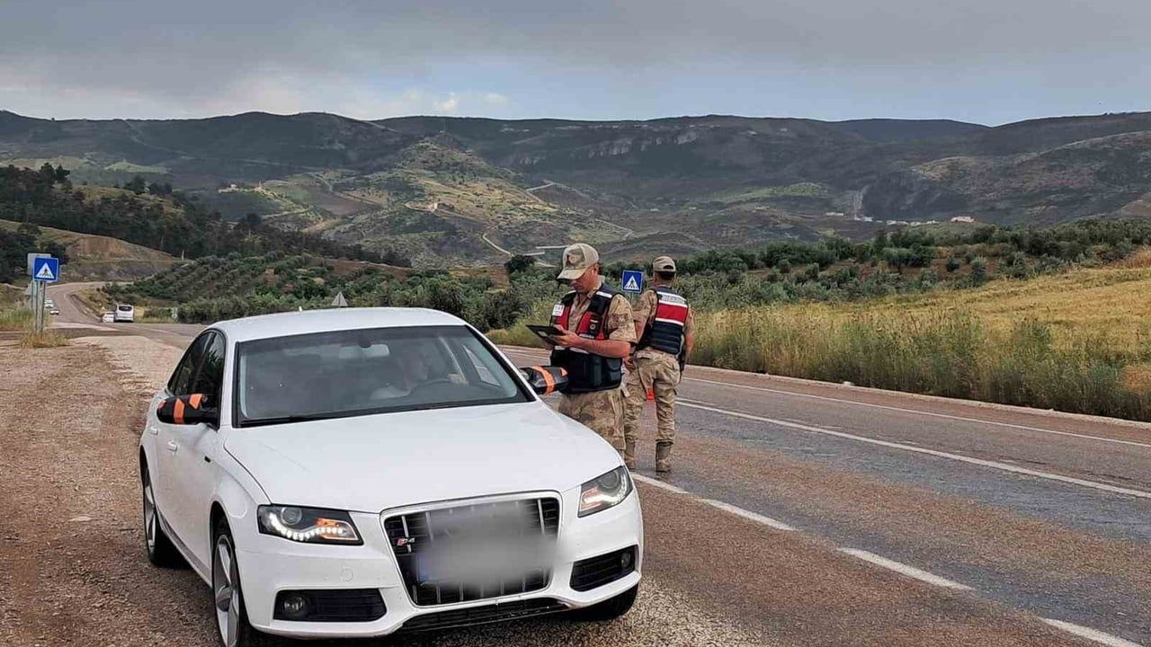 Gaziantep'te yol kontrol uygulaması: 74 aranan şahıs yakalandı
