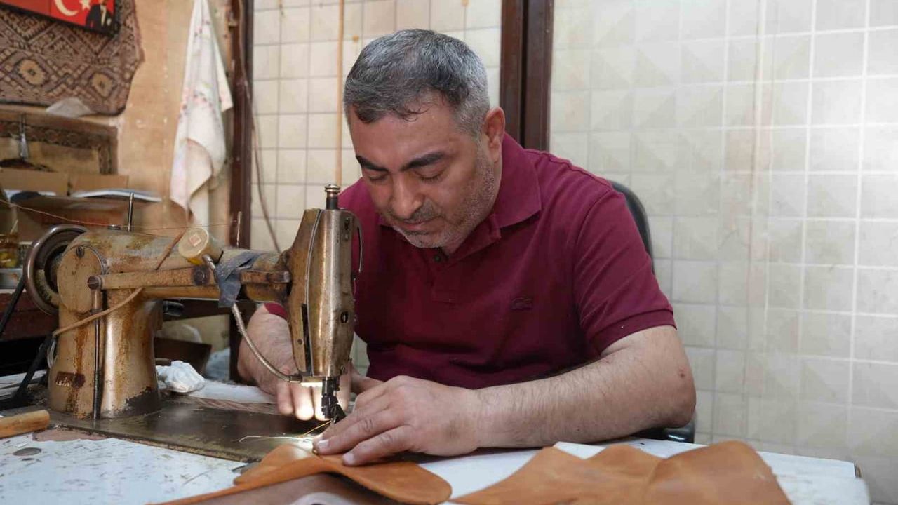 Gaziantep'ten dünyaya 12 m² atölyeden: Saya ustası Arif Eriş günde 15-20 çift üretiyor