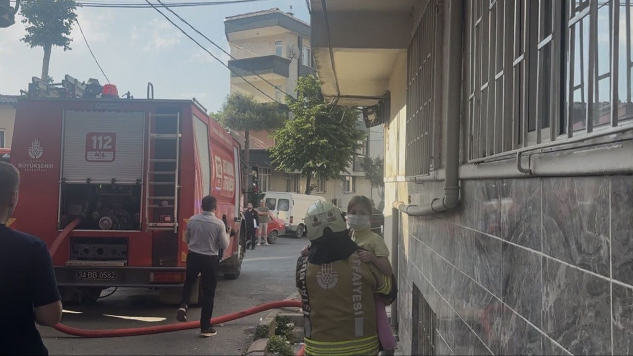 Gaziosmanpaşa'da 4 katlı binanın bodrumunda yangın söndürüldü; can kaybı yok