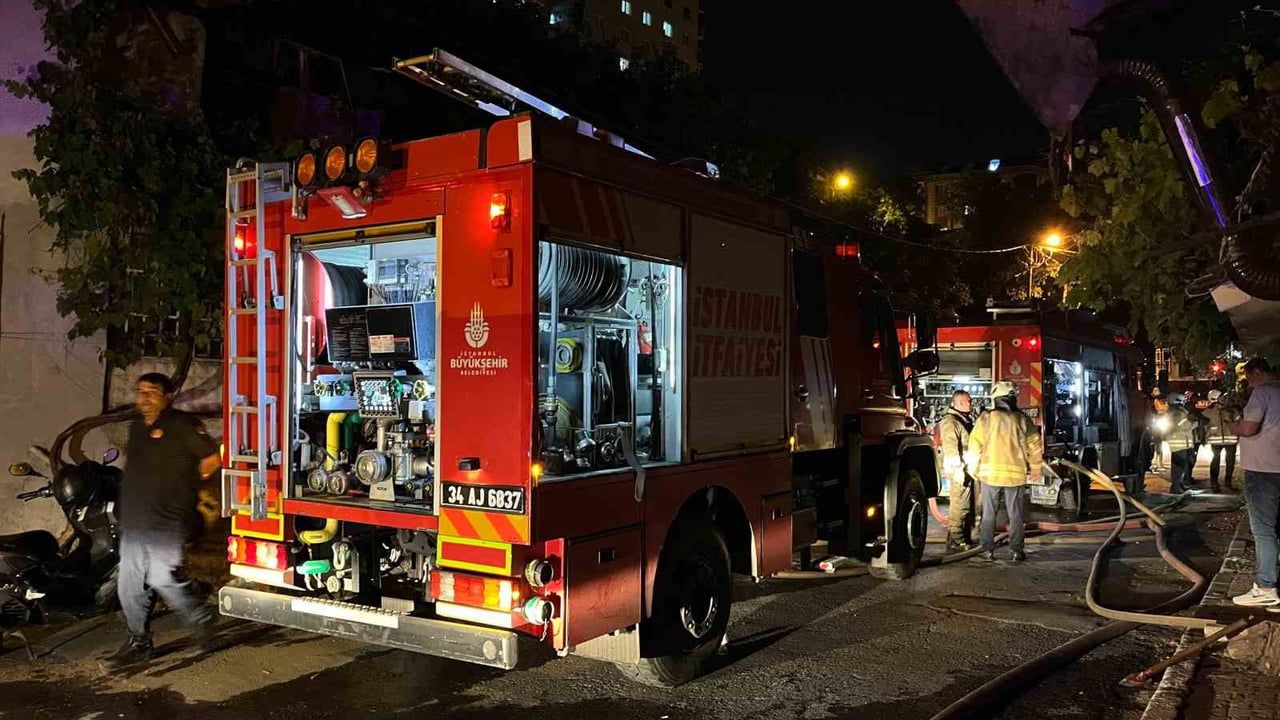 Gaziosmanpaşa'da gecekondu yangını söndürüldü