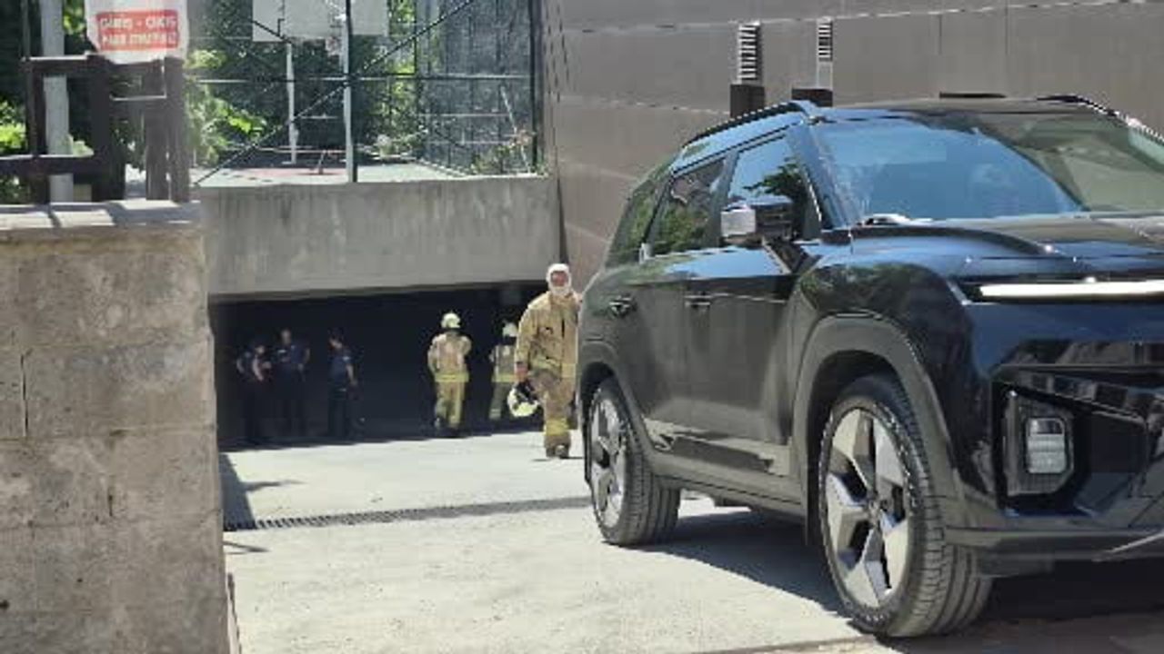 Gaziosmanpaşa'da Sosyal Bilimler Meslek Okulu'nda trafo kaynaklı yangın