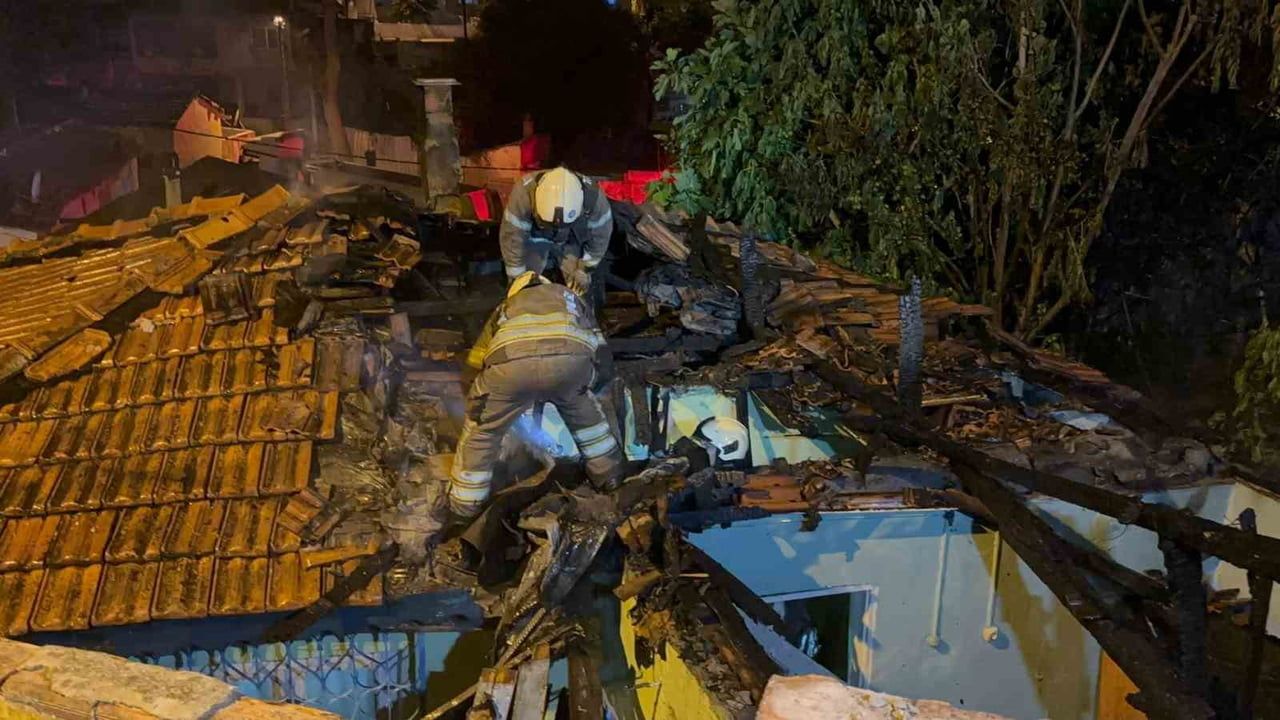 Gaziosmanpaşa'da üç gecekondu alevlere teslim oldu