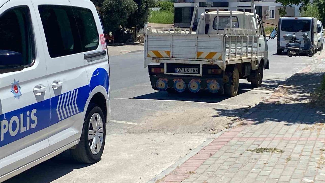 Gazipaşa'da kamyonet ile motosiklet çarpıştı: 1 yaralı